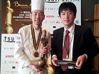 フランスで行われた「ボキューズ・ドール」から帰国した浜田シェフ（左）と。ステーキナイフを手にする増谷さん（右）＝龍泉刃物提供