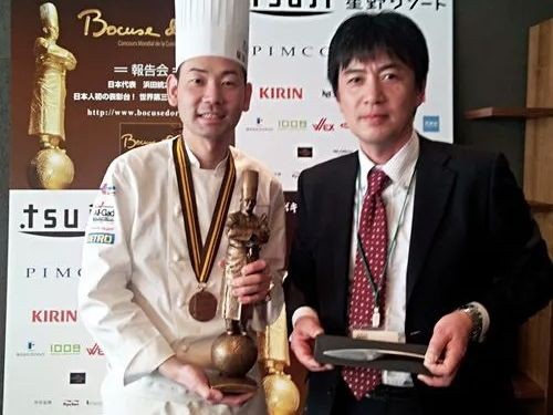 フランスで行われた「ボキューズ・ドール」から帰国した浜田シェフ（左）と。ステーキナイフを手にする増谷さん（右）＝龍泉刃物提供