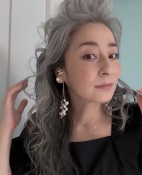 くせ毛とグレイヘアを活かしたボリューミーでゴージャスなヘアスタイル／megさん（@megumiwa0122）提供