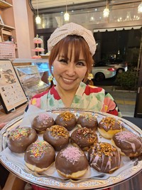 朝８時から自ら仕込んだドーナツを手にする浜田ブリトニー＝東京・浅草の「ＣＡＦＥオカオカ」