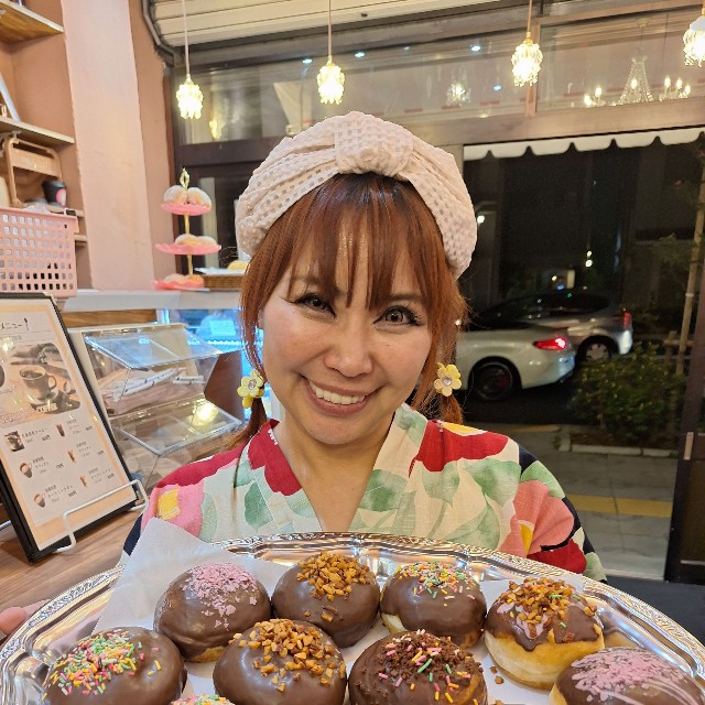 朝８時から自ら仕込んだドーナツを手にする浜田ブリトニー＝東京・浅草の「ＣＡＦＥオカオカ」