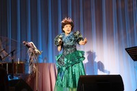 ディナーショーでシャンソンを歌う三木さん（１１月８日、京都市中京区・ＡＮＡクラウンプラザホテル）