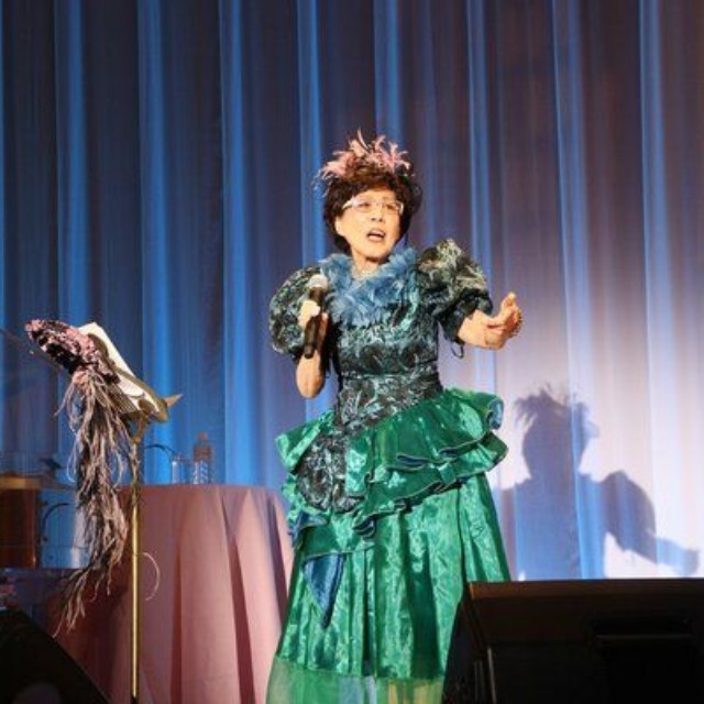 ディナーショーでシャンソンを歌う三木さん（１１月８日、京都市中京区・ＡＮＡクラウンプラザホテル）