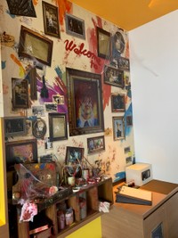 室内は絵画、画材、美術品などが散在