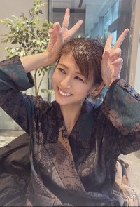 おどけたポーズを披露する小阪由佳