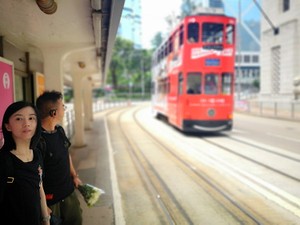 香港でデモ隊が踏みしめたトラムの線路　映画『十年』の伍監督らと歩く