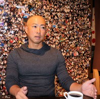 丹後で過ごした少年時代や大リーグでの仕事について語る内藤さん（与謝野町岩滝）
