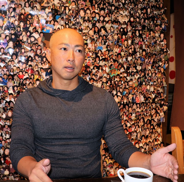 丹後で過ごした少年時代や大リーグでの仕事について語る内藤さん（与謝野町岩滝）
