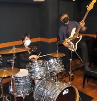 スティックを手に笑顔を見せる高市早苗氏（左）と世良公則＝2021年9月24日