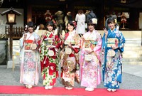 晴れ着で登場した（左から）北野日奈子、堀未央奈、生田絵梨花、中元日芽香、斎藤ちはる＝2017年1月7日撮影