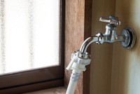 洗濯機に繋がる水道蛇口※画像はイメージです（varts/stock.adobe.com）