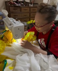 シャーリング部分の布の重なりを美しく仕上げていく（kihiro.tさんInstagram動画より）