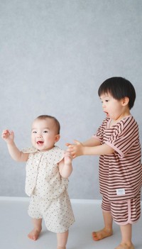 「すごぉーーい！」拍手をして驚いている兄／いとうちあきさん（@chiapumi8）提供