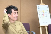 取材に応じる矢部太郎