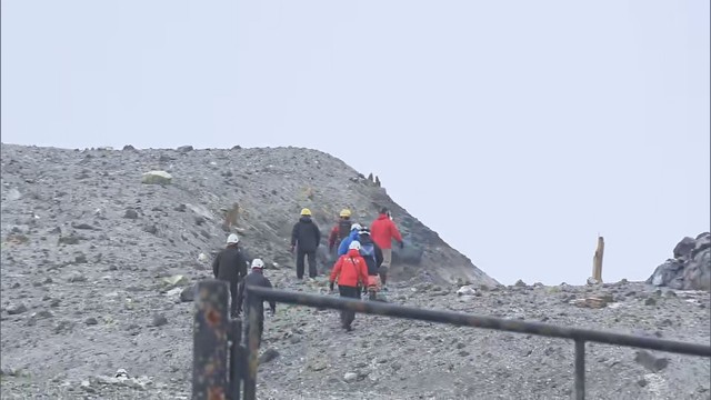 岡山市の航空会社が運行する遊覧飛行ヘリ　熊本県・阿蘇中岳の火口付近で特徴似たヘリを発見