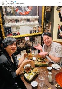 「flumpool」ボーカルの山村隆太さん（左）と向坂樹興さん（向坂さんの公式インスタグラムから）