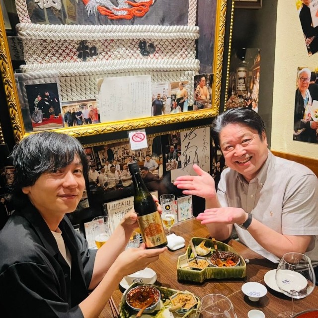「flumpool」ボーカルの山村隆太さん（左）と向坂樹興さん（向坂さんの公式インスタグラムから）