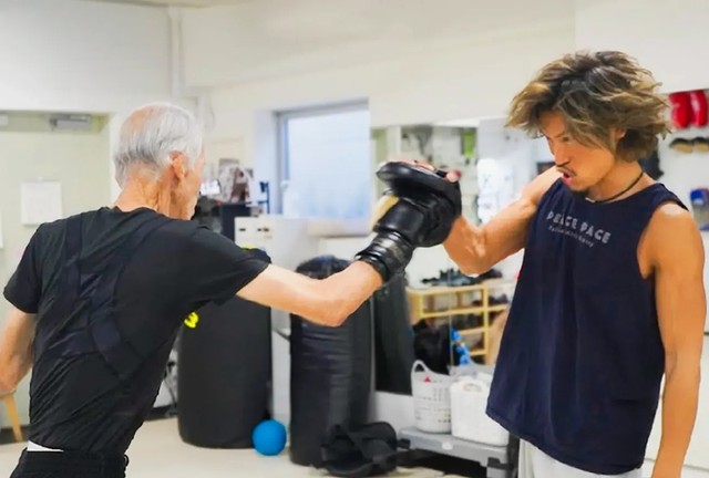 70歳以上の方を対象にした「シニアキック」。生徒さんたちの変化を紹介したところ周囲からの目も変わり…（PEACE PACEホームページより）