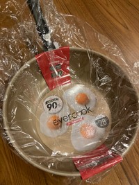 損傷したフライパンの代わりに迎えた新品。夫は「使用禁止」とのこと／ワーママさん（@5Xoe6VOn6BHa51k）提供