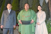 父・一哉さん（左）、母・純子さん（右）と記念撮影する貴景勝＝2019年撮影