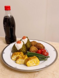 色のバランスや直線曲線の配置が絶妙なおにぎり＆おかずプレート（藤田シオン提供)(藤田シオン提供)