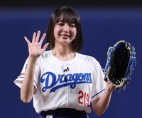 始球式を務める岡田紗佳＝2025年6月20日