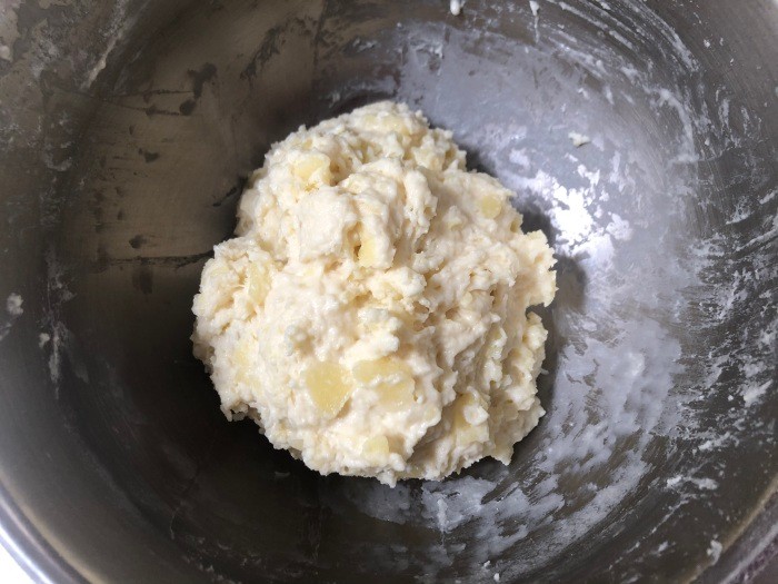 ゴムべらで練らないように粉っぽさがなくなるまで混ぜる。