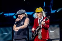 AC/DCのブライアン・ジョンソン（左）とアンガス・ヤング