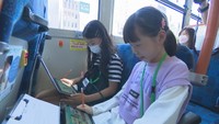 実際にバスに乗り込み作成したシステムが動くか確認する子どもたち