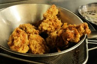 約１０種類の香辛料を使ったジューシーな唐揚げ