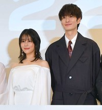 仲良くポーズを決める高畑充希（左）と岡田将生＝2024年6月 3