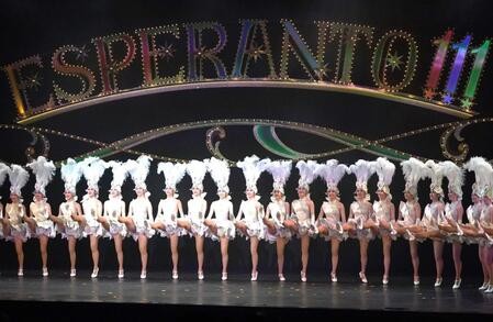 初舞台恒例のラインダンスを披露する第111期生