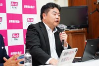 会見に出席した高井崇志幹事長