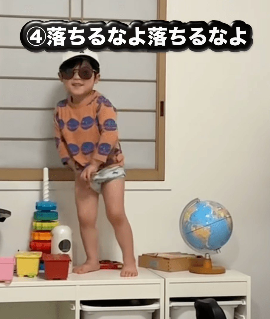上機嫌で棚に登るボーヤくん。この後どうなる……！？（提供：@n_ctn_wさん）
