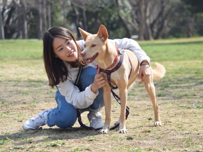 桑原みずきさんと愛犬の友美