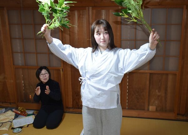 巫女として佐牙神社の神事「湯立」に向け、練習に励む励む森村さん（京田辺市宮津・同神社）