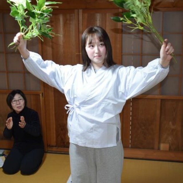 巫女として佐牙神社の神事「湯立」に向け、練習に励む励む森村さん（京田辺市宮津・同神社）
