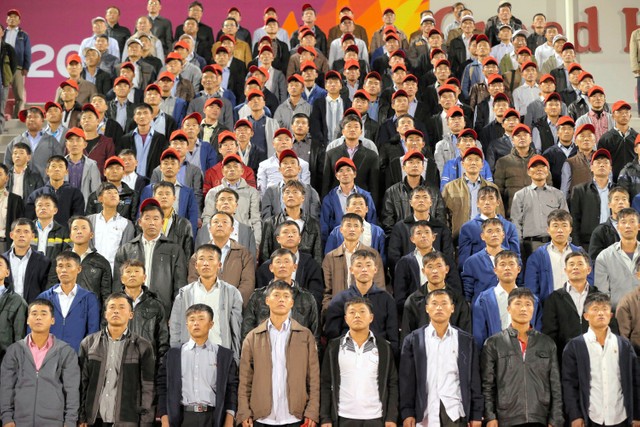 画像】ユニフォームを着ている人は1人もいない。直立不動で国歌