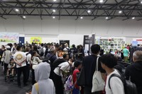 親子連れでにぎわう満員の会場