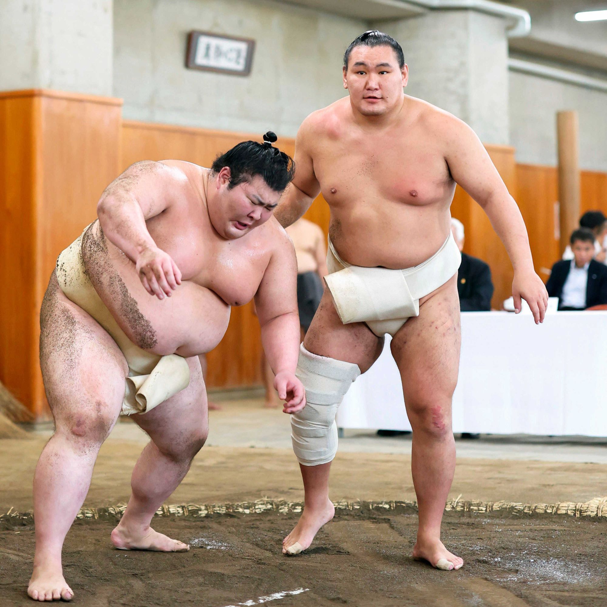 稽古総見で汗を流す熱海富士。右は豊昇龍