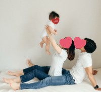 息子を愛おしく見つめる仲良し夫婦。息子の成長と夫の減量、それぞれの挑戦を支え合ってきた家族の証/のんぴさん（@sakeyakuzaneko）提供