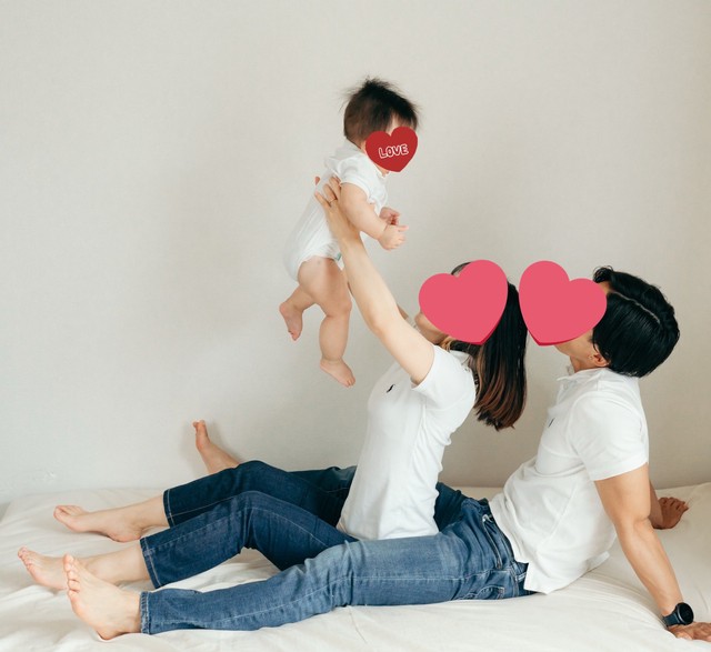 息子を愛おしく見つめる仲良し夫婦。息子の成長と夫の減量、それぞれの挑戦を支え合ってきた家族の証/のんぴさん（@sakeyakuzaneko）提供