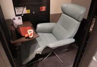 「睡眠カフェ」室内のリクライニング・チェア。駅構内で体を休められる空間となる＝ＪＲ大宮駅