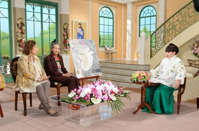 黒柳徹子さん（右）とトークを繰り広げるキャシー中島さん（左）と浅野順子さん