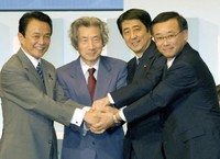 　自民党総裁選を終え握手する（左から）麻生太郎氏、小泉首相、安倍晋三新総裁、谷垣禎一氏＝２００７年