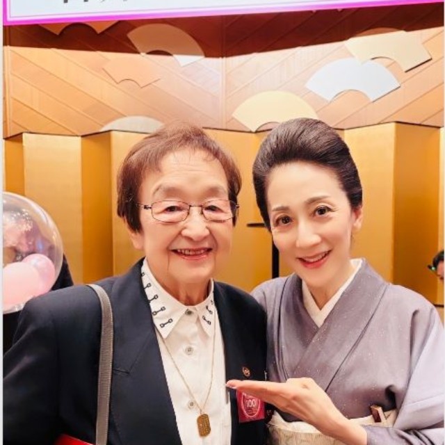 鶴田さやかのインスタグラム@tsuruta_sayakaより　石井ふく子さんの「百寿を祝う会」で佐原直美と