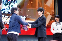 授賞式のプレゼンターとして登場した本郷奏多