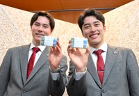 京都府文化観光大使の名刺を受け取った高橋塁さん（右）と藍さん＝京都府庁