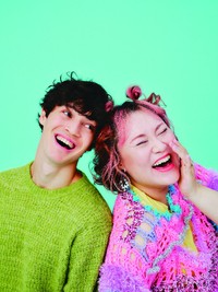 「ゼクシィ」1月号（リクルート）に登場したフォーリンラブ・バービー（右）