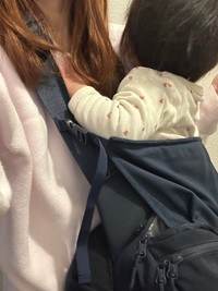 ポムルのヒップシートでお出かけ（画像提供：みかん ワンオペ育児(8y+5y+0y)）